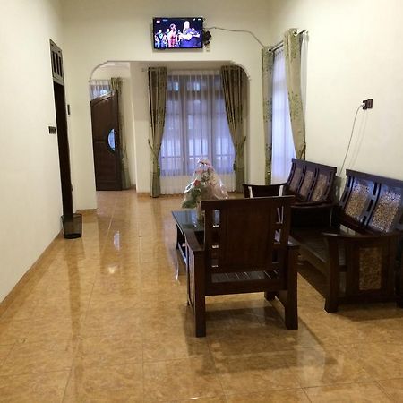 Shakila Guest House Malang Esterno foto