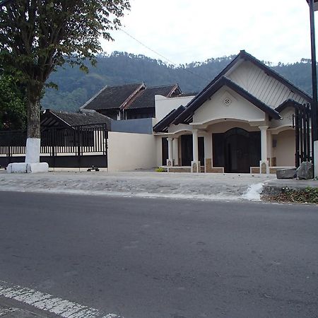 Shakila Guest House Malang Esterno foto