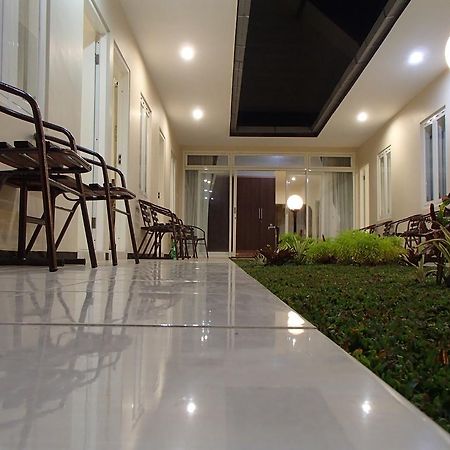 Shakila Guest House Malang Esterno foto