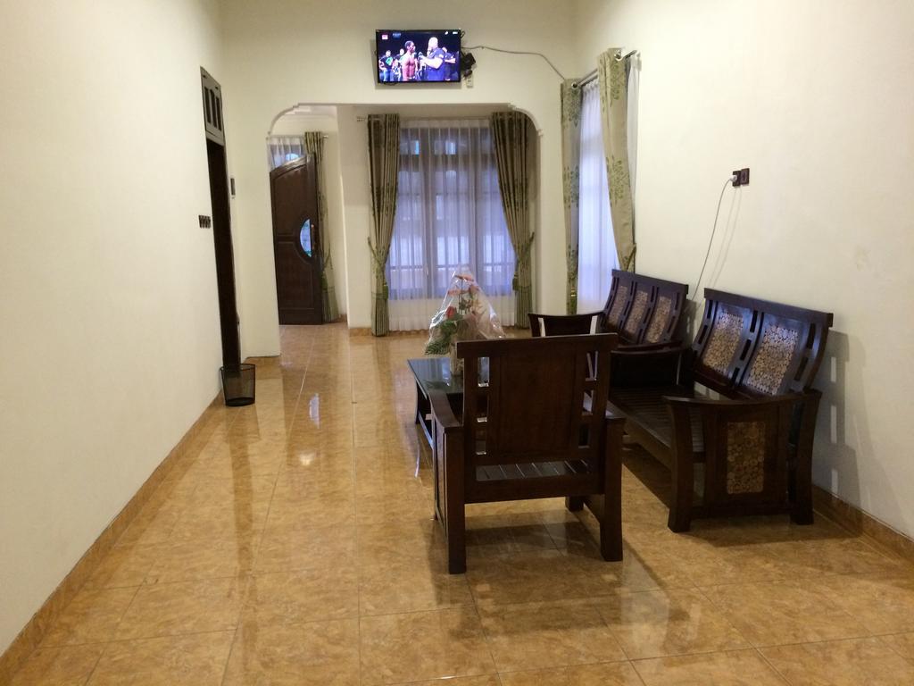 Shakila Guest House Malang Esterno foto