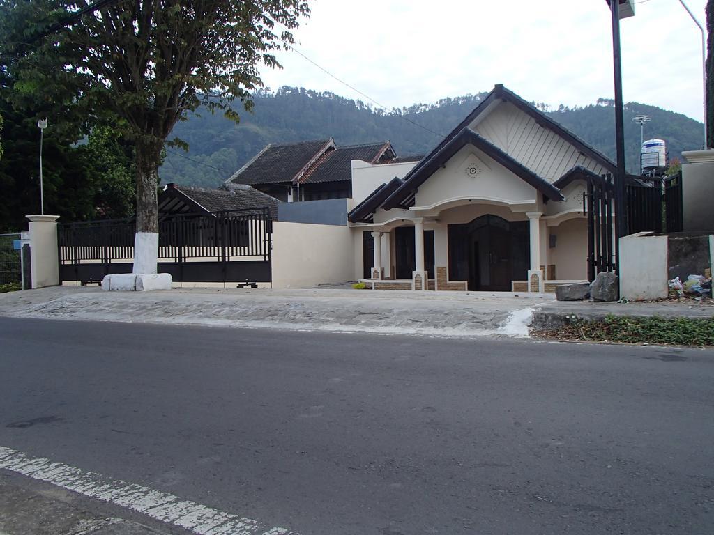 Shakila Guest House Malang Esterno foto