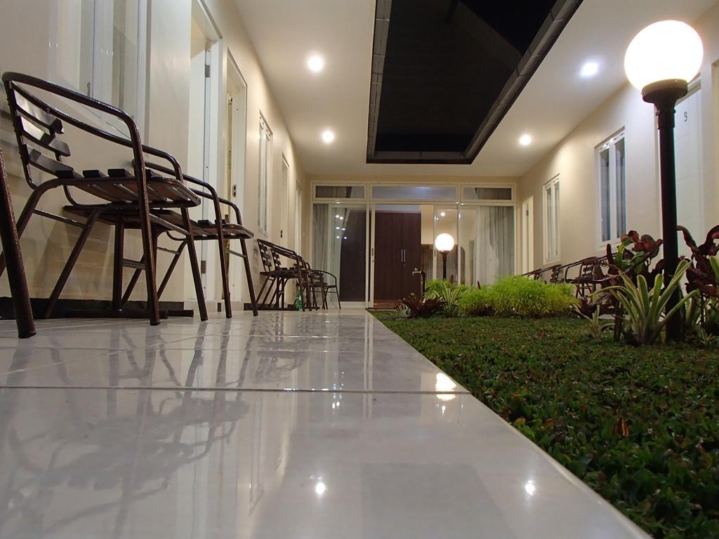 Shakila Guest House Malang Esterno foto