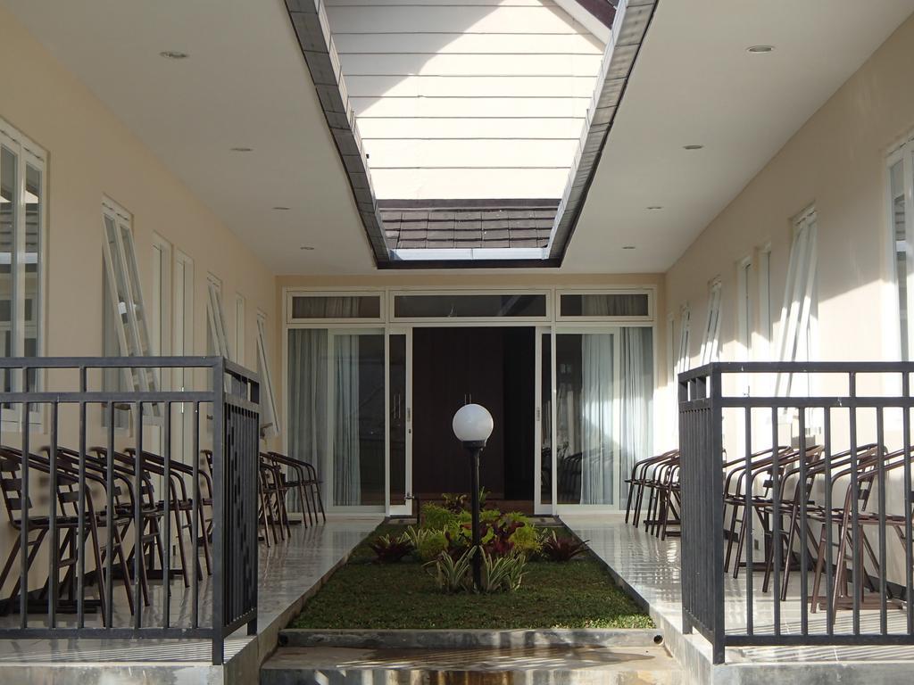 Shakila Guest House Malang Esterno foto