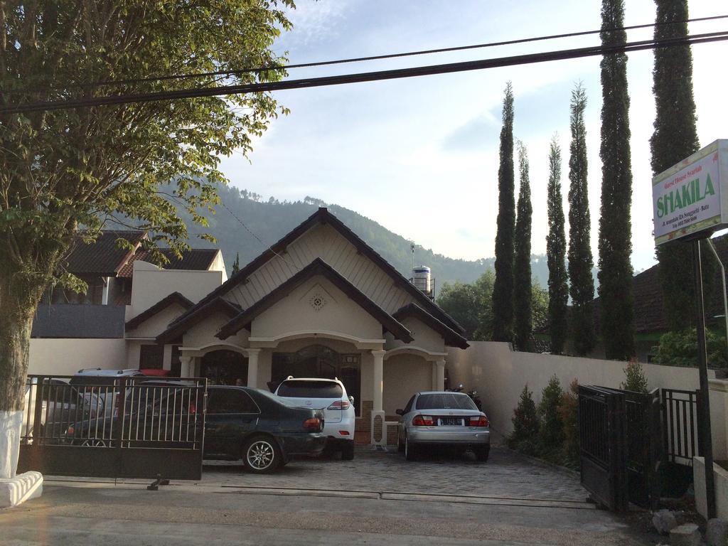 Shakila Guest House Malang Esterno foto
