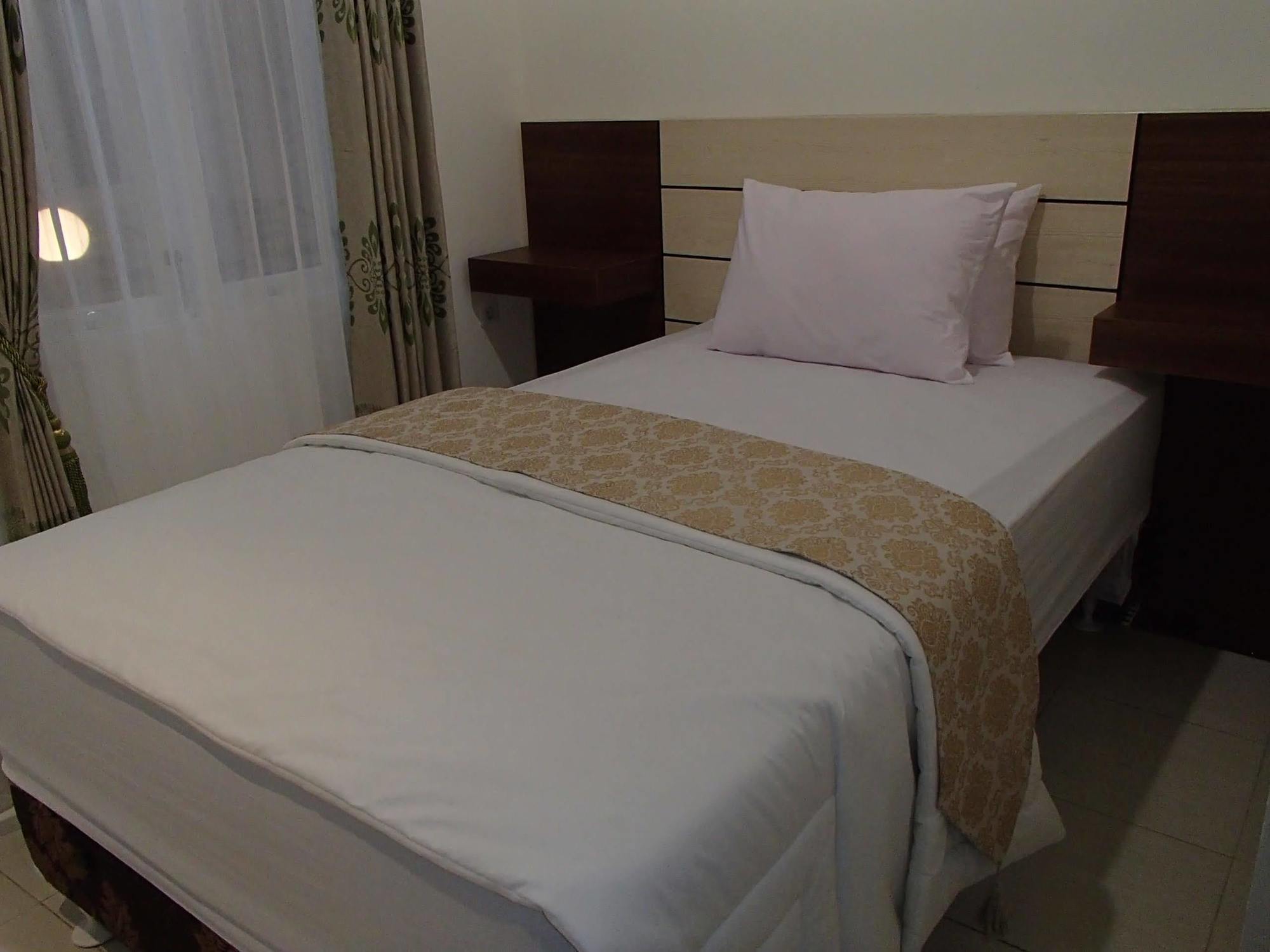 Shakila Guest House Malang Esterno foto