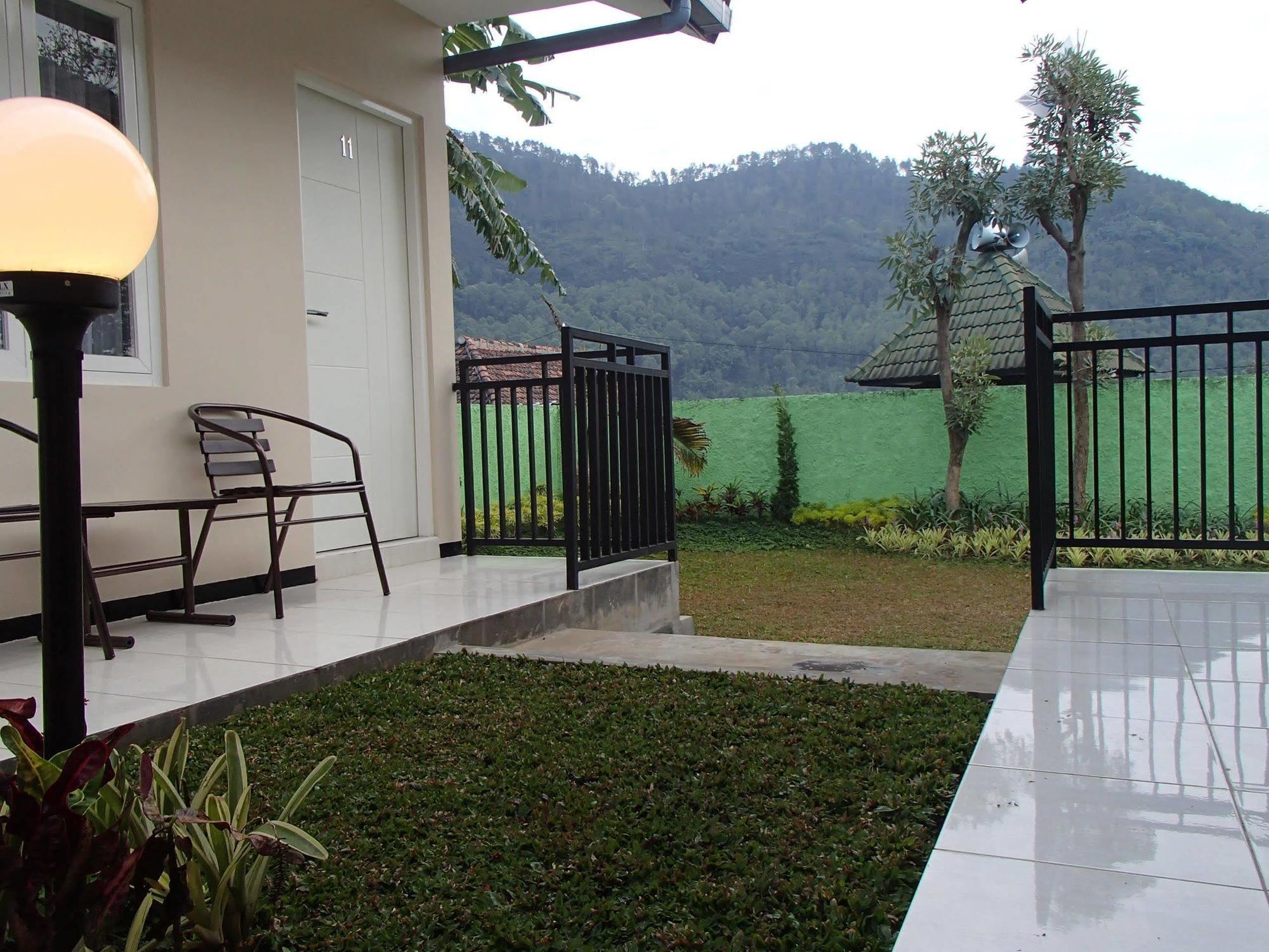 Shakila Guest House Malang Esterno foto